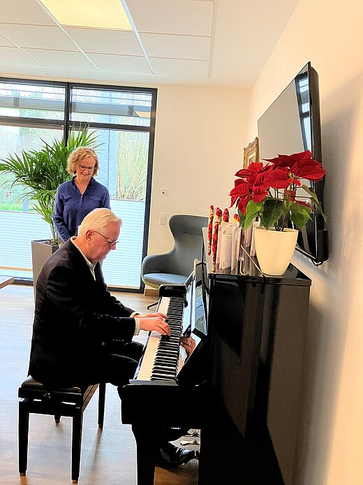 Dr. Leberling spielt Klavier im Hospiz.