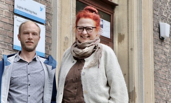 Silke Ströter wird neue Geschäftsführerin der fairDienst gGmbH, hier bei der Stabübergabe mit ihrem Vorgänger Martin Baum (Foto: KWD, Christine Harrell)