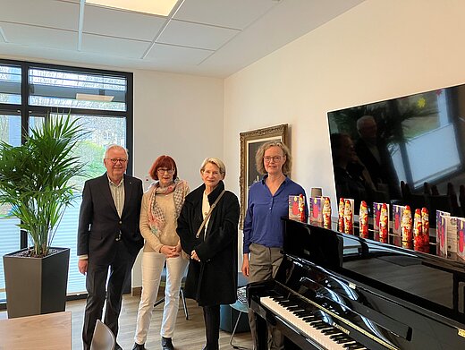 Gruppenbild der Besucher des Lions Club Düsseldorf-Rhenania Rhenania im Friederike Fliedner Hospiz Kaiserswerth.