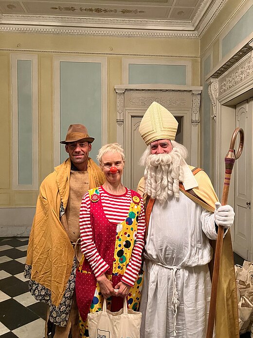 Spendenübergabe im Schloss Kalkum mit (v.l.n.r.) Ingo Hoffmann als Bettler, Klinikclownin Anke Plaßmann und Guido Hoffmann als St. Martin