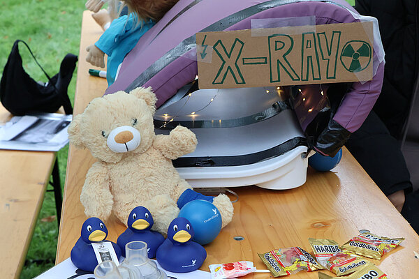 Röntgenapparat und Teddybär für die Teddyklinik