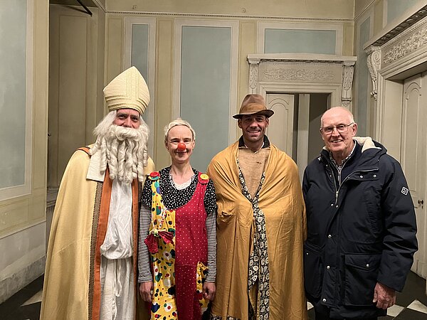 Gruppenbild mit dem armen Mann, St. Martin und der Klinikclownin