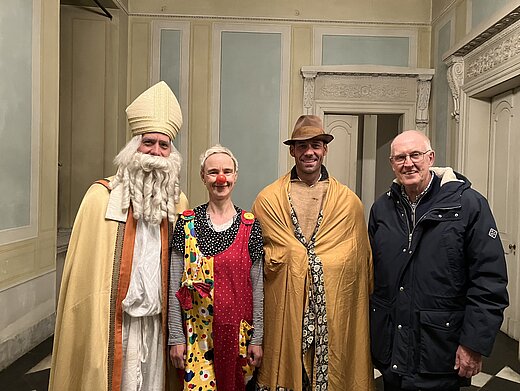Gruppenbild mit dem armen Mann, St. Martin und der Klinikclownin