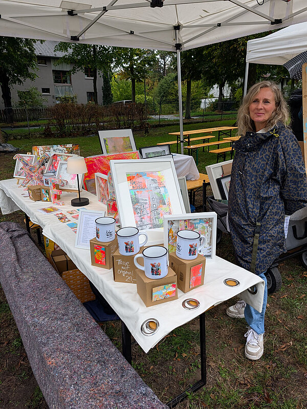 Annette Sandt mit ausgestellten Stücken
