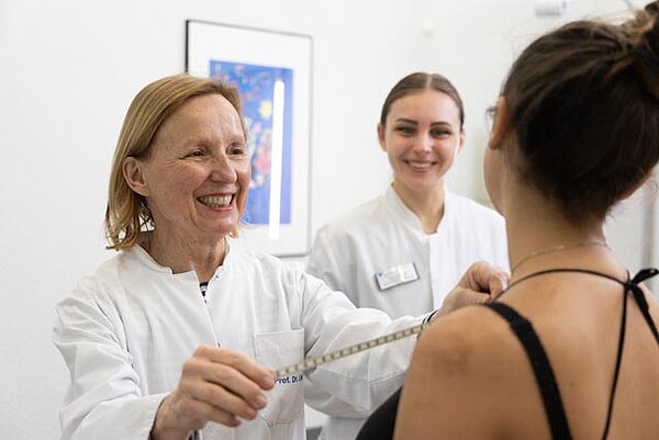 Prof. Dr. med. Jutta Liebau mit einer Kollegin und einer Patientin
