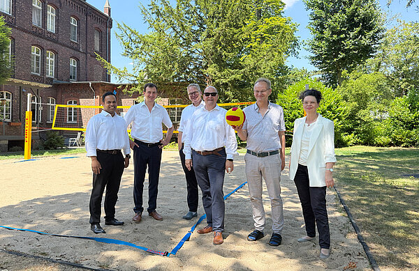 Einweihung des Sportparks mit Vertretern aus dem Krankenhaus und von Kereis 4 impact