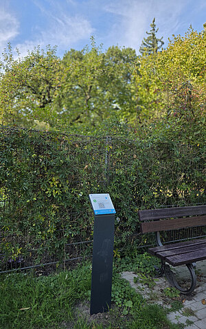 Stele neben einer Bank