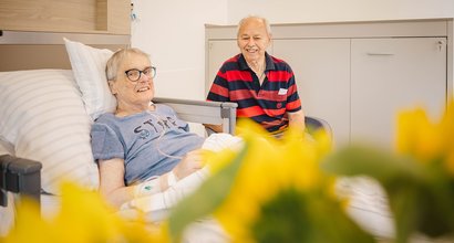 Ein älteres Paar in einem Patientenzimmer der Palliativstation