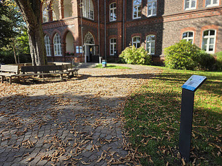 Blick auf die Stele vor Haus Tabea
