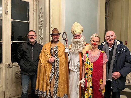 Gruppenbild mit St. Martin und Klinikclownin