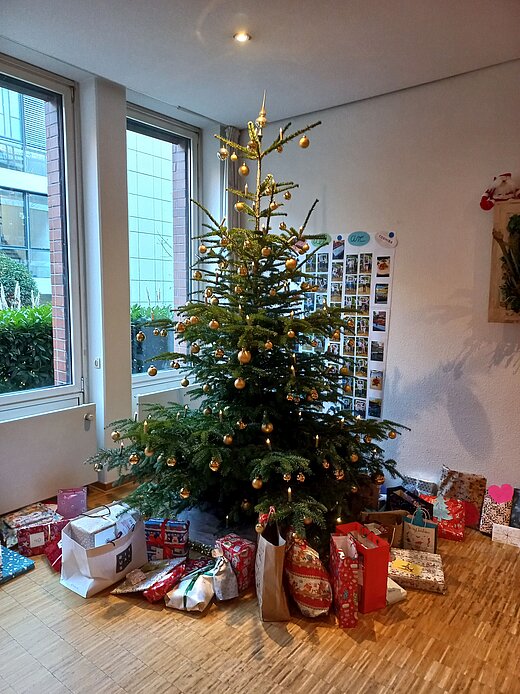 geschmückter und leuchtender Weihnachtsbaum
