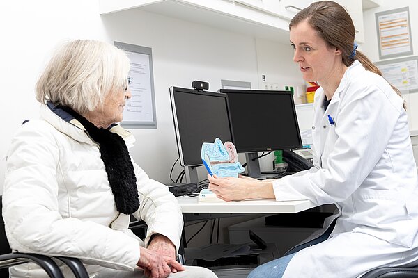 Ärztin der Gynäkologie im Gespräch mit einer Patientin
