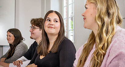 Schülerinnen und Schüler in einer Klasse, im Vordergrund zwei Mädchen