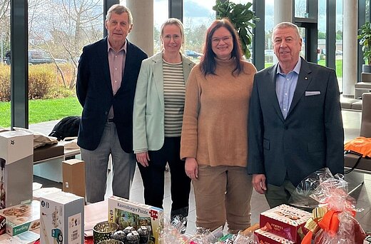 Gruppenfoto mit amtierenden und künftigen Club Präsident des Lions Club Düsseldorf-Jan-Wellem, und den beiden Leitungen des SPZ des FNK