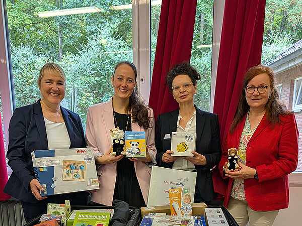 Gruppenfoto der Übergabe des Forscherkoffers.