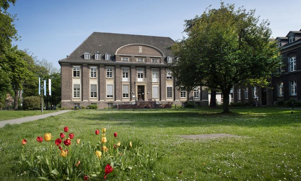 Der wunderschöne Campus der Kaiserswerther Diakonie im Düsseldorfer Norden. Quelle Bettina Engel-Albustin, Kaiserswerther Diakonie 