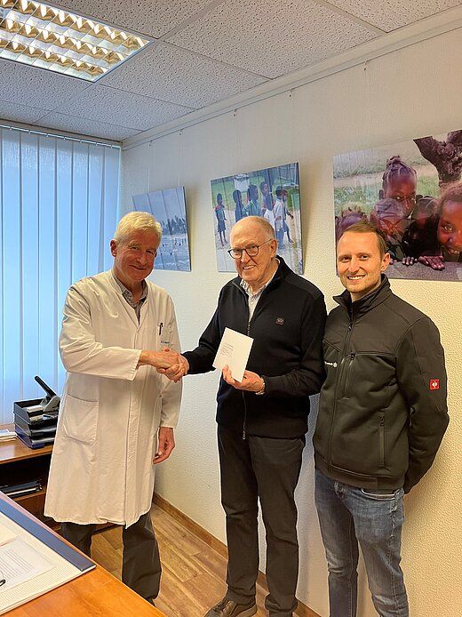 Dr. Reingruber erhält symbolisch die Spende von Friedhelm Brücker und Sven Reinhold