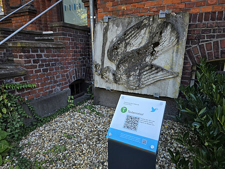 Stele vor dem Taubenrelief aus Stein