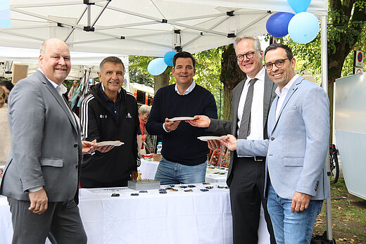 Gruppenbild mit Vorstand am Waffelstand