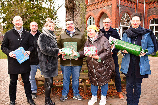Menschengruppe mit verpackten Geschenken