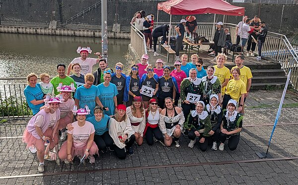 Mitarbeitende der Kaiserswerther Diakonie in bunten Kostümen bei der Regatta