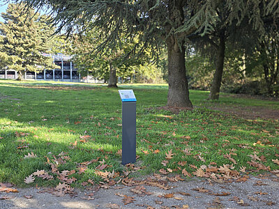 Stele am Wegrand
