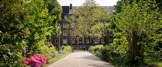 Die Fliedner Fachhochschule Düsseldorf hat ihren Sitz auf dem wunderschönen Campus der Kaiserswerther Diakonie, Quelle KWD, B. Engel-Albustin 